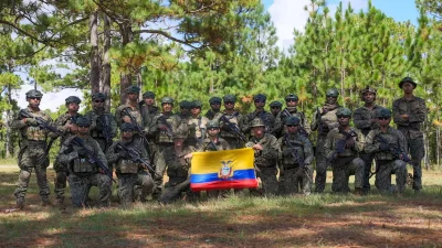 Militares equatorianos posam com a bandeira nacional em treinamento ao ar livre. (Foto: actualidad.rt.com)