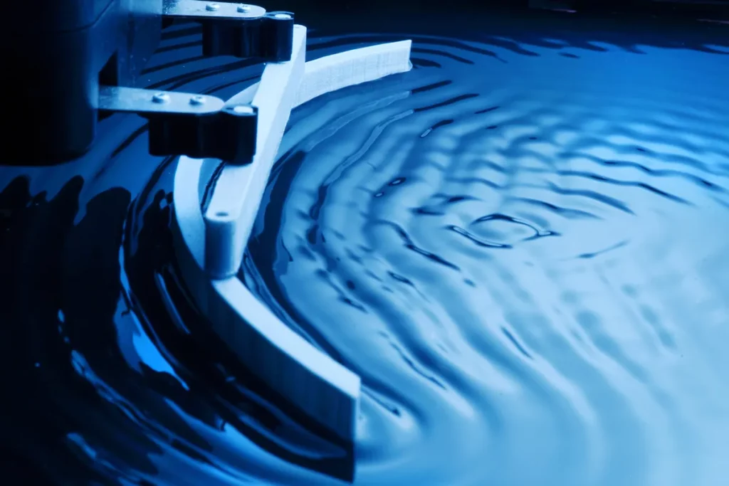 Dispositivo cria ondas na água para controlar partículas em laboratório. (Foto: phys.org)