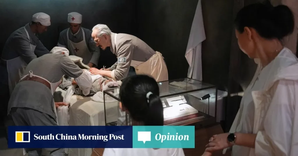 Reconstrução de cena histórica de Norman Bethune atendendo pacientes durante a guerra, em exposição museal.