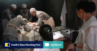 Reconstrução de cena histórica de Norman Bethune atendendo pacientes durante a guerra, em exposição museal.