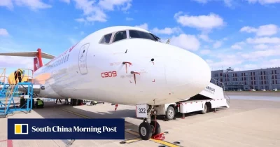 Jato C909 da China em operação no aeroporto de Xinjiang, destacando sua rápida implantação na região.
