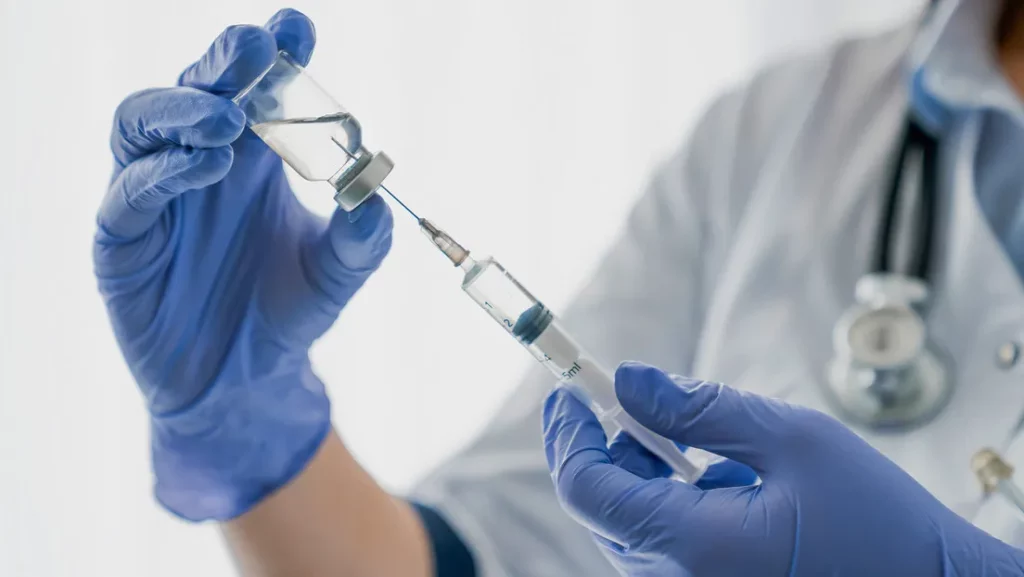 Profissional de saúde prepara dose de vacina em frasco e seringa. (Foto: actualidad.rt.com)