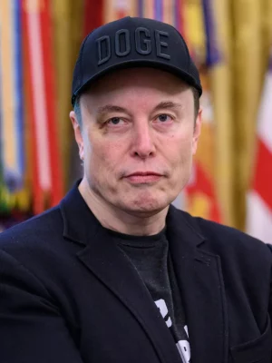 Elon Musk, com boné "DOGE", durante encontro com Donald Trump em 2026. (Foto: Wikimedia Commons)