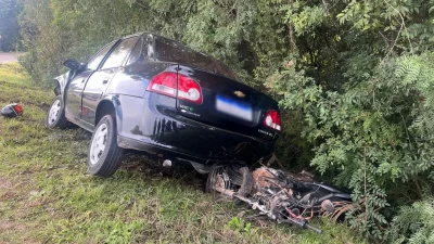 Carro envolvido em colisão frontal com motocicleta na BR-471, em Rio Pardo. (Foto: g1.globo.com)