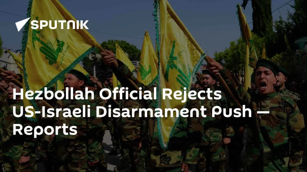 Militantes do Hezbollah participam de manifestação com bandeiras do grupo em protesto contra pressão por desarmamento. (Foto: