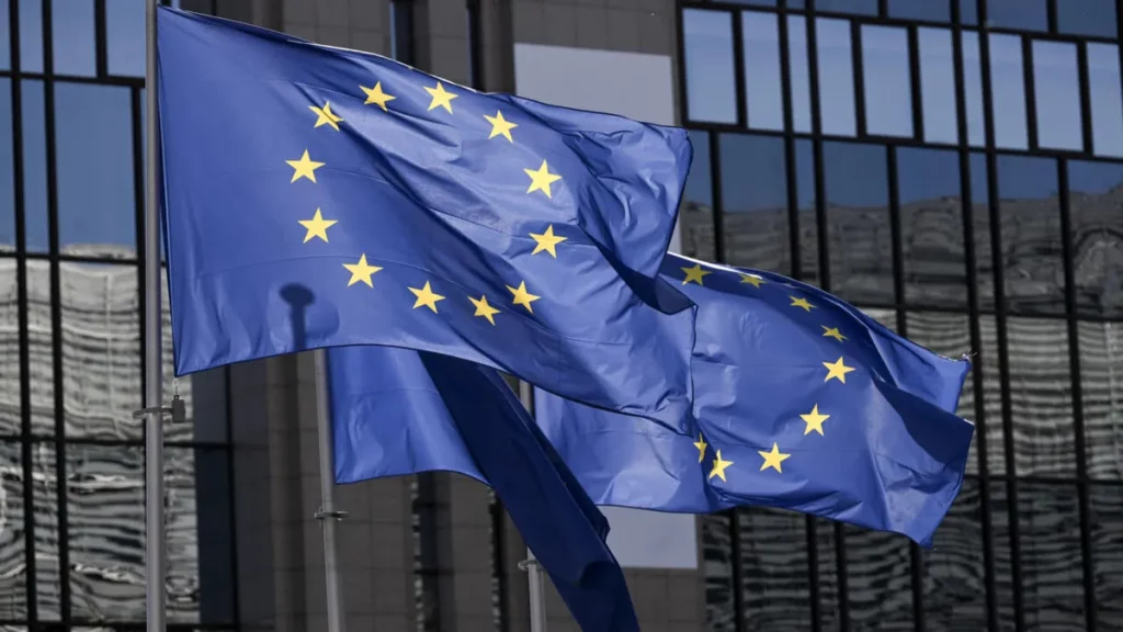 Bandeiras da União Europeia hasteadas em frente a edifício institucional. (Foto: AFP - NICOLAS TUCAT)