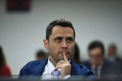 Senador Cleitinho Azevedo em reunião, com dedo no queixo, em ambiente formal. (Foto: cartacapital.com.br)