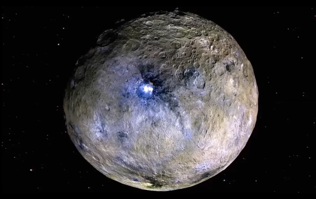 Superfície do planeta anão Ceres, com crateras e destaque para região brilhante no hemisfério sul. (Foto: phys.org)