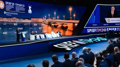 O presidente russo Vladimir Putin discursa no palco do SPIEF 2025, em São Petersburgo. (Foto: actualidad.rt.com)