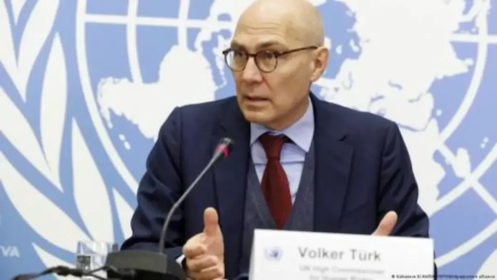 Volker Türk, representante da ONU, discursa em coletiva de imprensa. (Foto: telesurtv.net)
