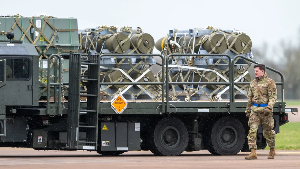 Militar acompanha transporte de armamentos em caminhão militar, na Austrália. (Foto: rt.com)