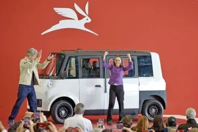 A presidente Claudia Sheinbaum apresenta o veículo elétrico Olinia 1 em evento na Base Aérea Militar de Santa Lucía. (Foto: j