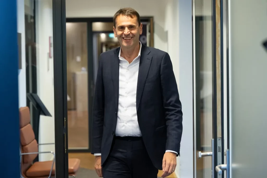Executivo da ASML é visto sorrindo em corredor de escritório. (Foto: techcrunch.com)