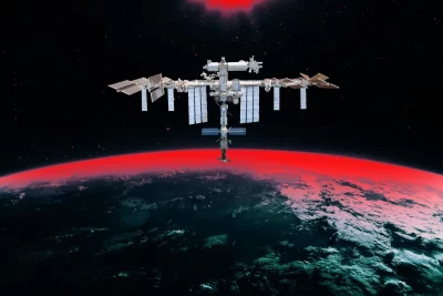 Internacional Space Station orbita a Terra, com painéis solares visíveis contra o céu estrelado. (Foto: futurism.com)