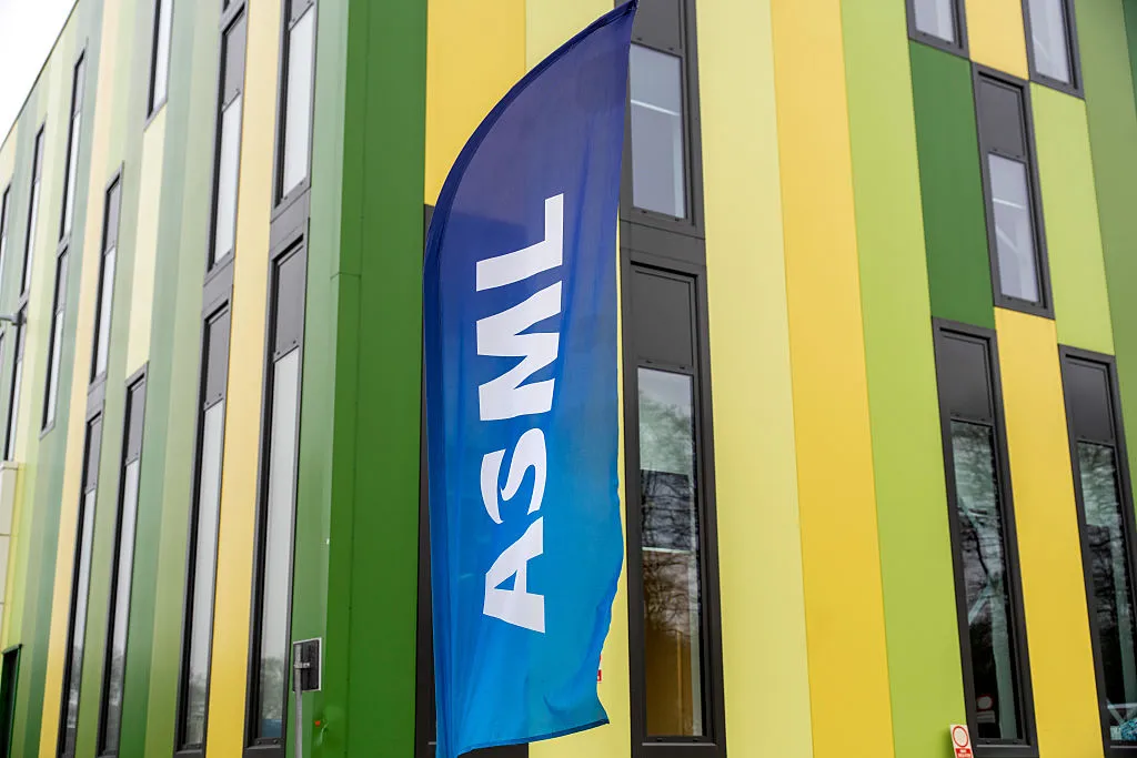 Bandeira da empresa holandesa de semicondutores ASML em frente a um de seus edifícios. (Foto: techcrunch.com)