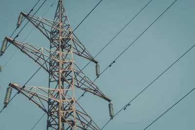 Torre de transmissão elétrica sob céu claro, ilustrando projeto de expansão da cobertura elétrica no México. (Foto: contralin