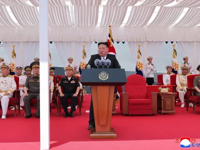 Kim Jong Un discursa em cerimônia militar com militares ao fundo. (Foto: aljazeera.com)