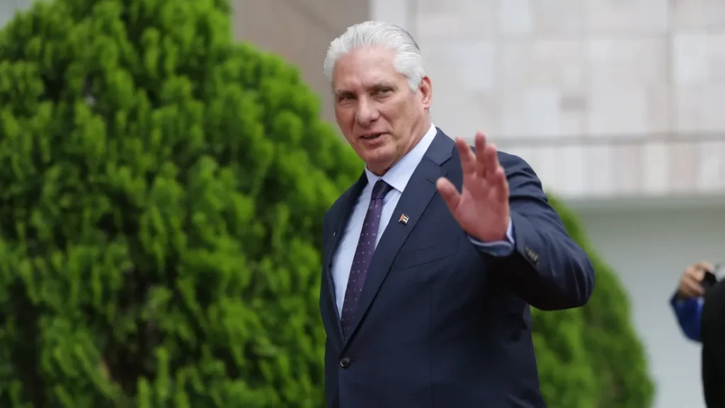 O presidente de Cuba, Miguel Díaz-Canel, em gesto de saudação durante evento público. (Foto: actualidad.rt.com)