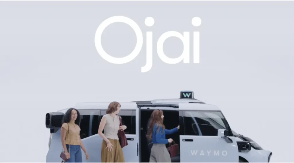 Mulheres se aproximam de um veículo autônomo da Waymo, modelo Ojai, em lançamento. (Foto: cleantechnica.com)