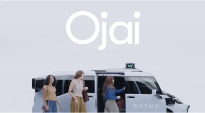 Mulheres se aproximam de um veículo autônomo da Waymo, modelo Ojai, em lançamento. (Foto: cleantechnica.com)