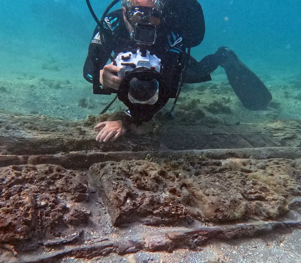 Arqueólogo fotografa restos de naufrágio no fundo do mar perto das Bahamas. (Foto: smithsonianmag.com)