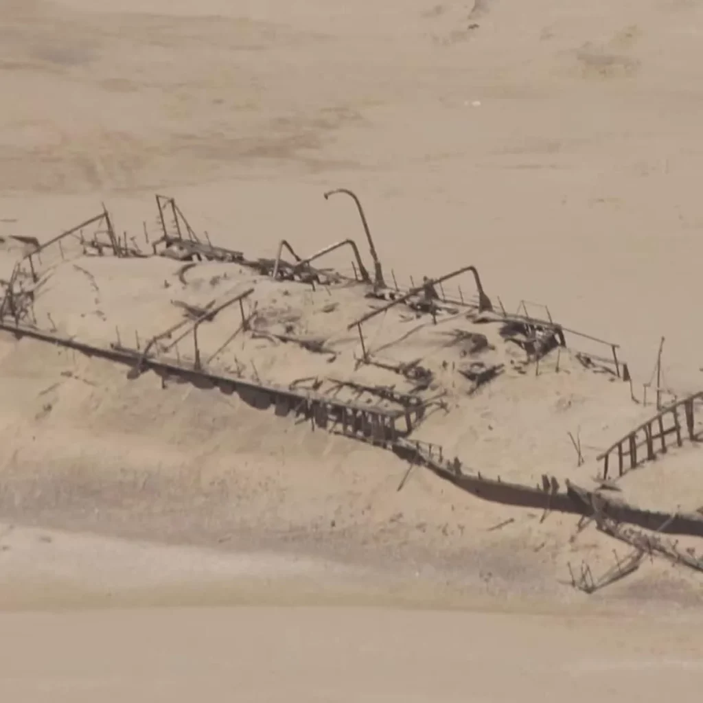 Destroços de naufrágio enterrados na areia do deserto da Namíbia. (Foto: futura-sciences.com)