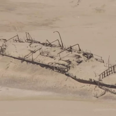Destroços de naufrágio enterrados na areia do deserto da Namíbia. (Foto: futura-sciences.com)