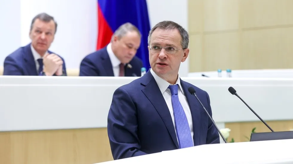 Vladimir Medinsky discursa em evento oficial com bandeira russa ao fundo. (Foto: rt.com)