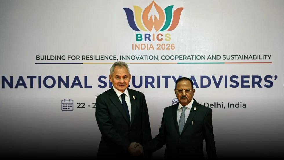 Seguranças nacionais de BRICS se cumprimentam em evento em Nova Déli, Índia. (Foto: rt.com)